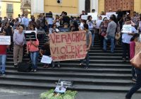 Manifestantes piden justicia por el homicidio del activista Abiram Hernández Fernández.