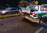 Conductores de taxis se liaron a golpes, tras accidente