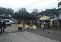 Padres de familia bloquean calle frente a plantel por supuestas irregularidades de la directora